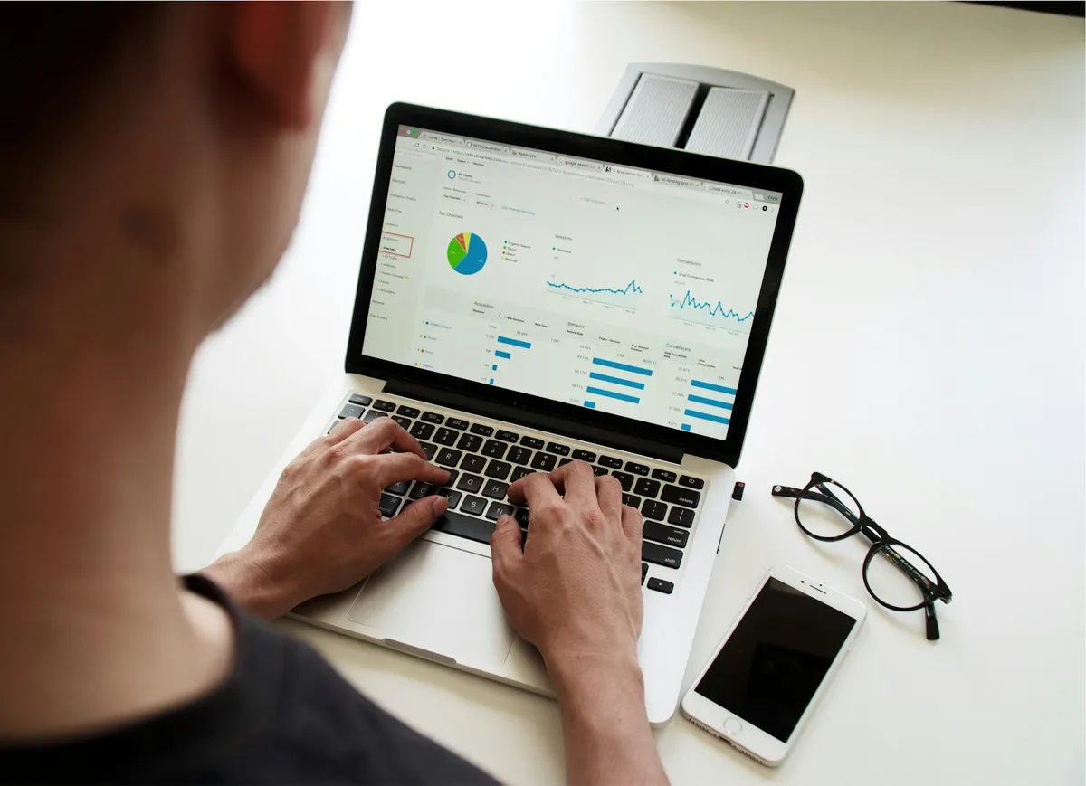 Norsk bedriftseier vurderer finansielle alternativer på laptop ved skrivebord