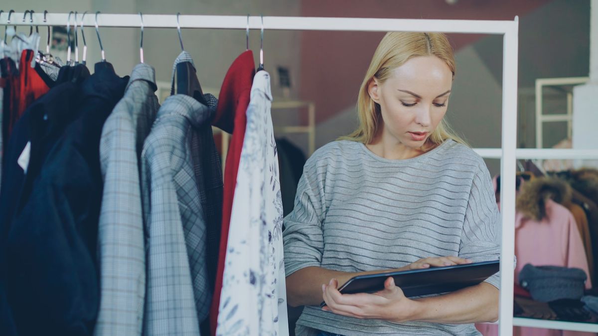 Butikkeier som sjekker varelager med nettbrett