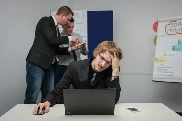 Norsk gründer ser bekymret på regning og laptop sent på kvelden